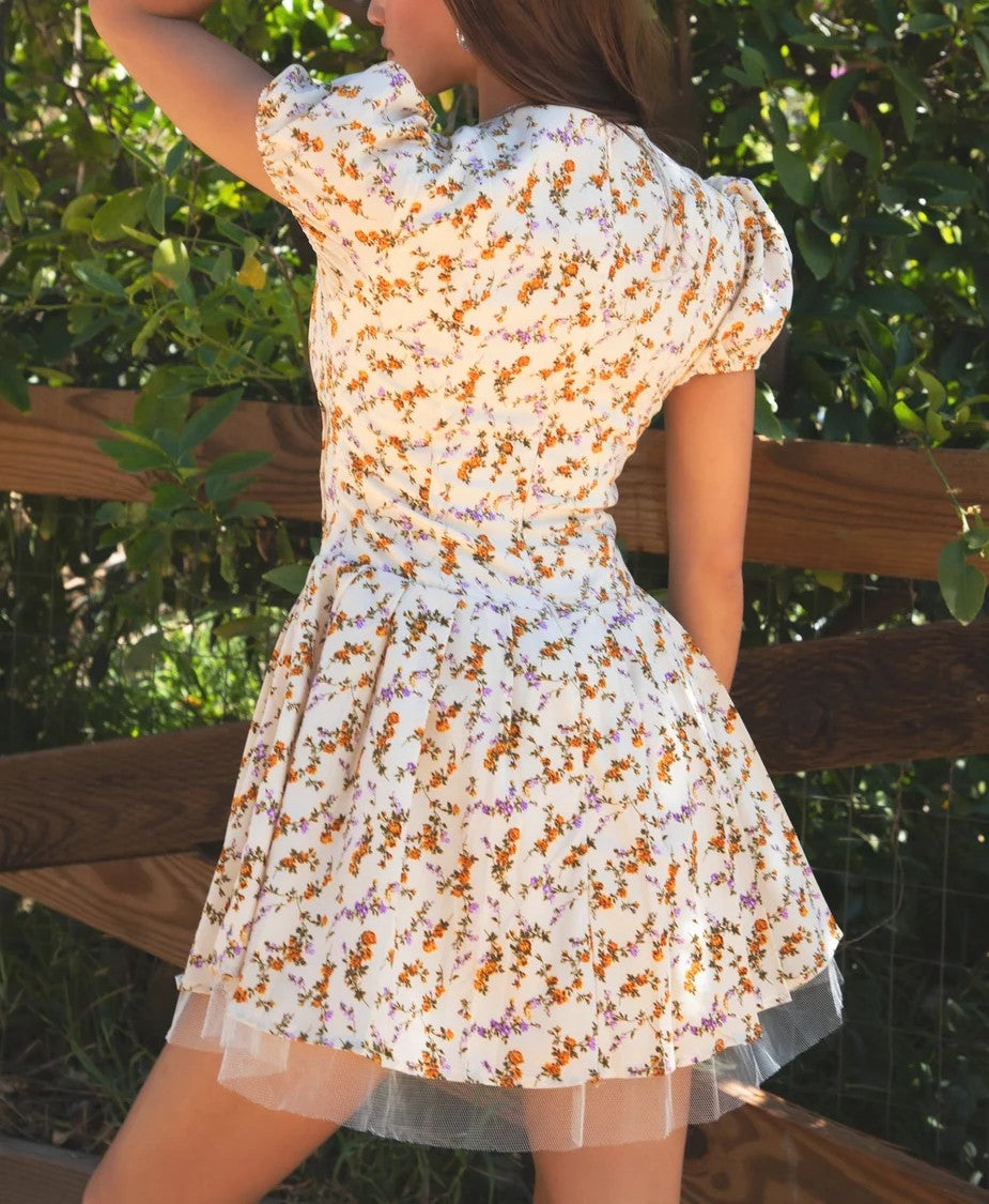 Vestido corto floral manga corta línea A tul