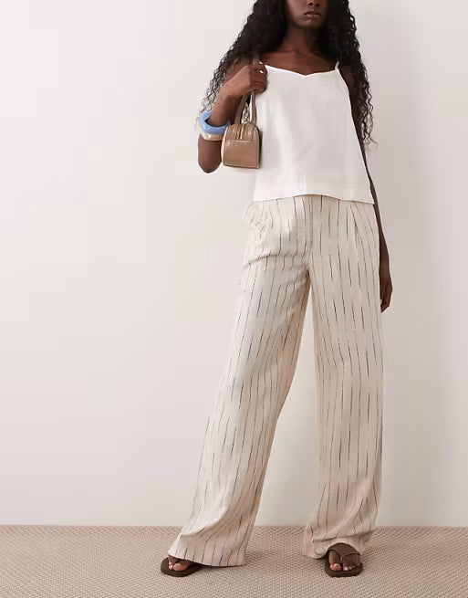 Pantalones anchos a rayas con pliegues frontales