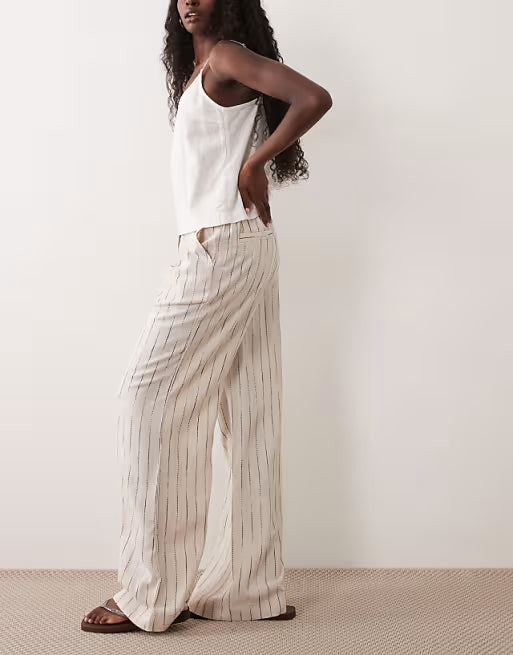 Pantalones anchos a rayas con pliegues frontales