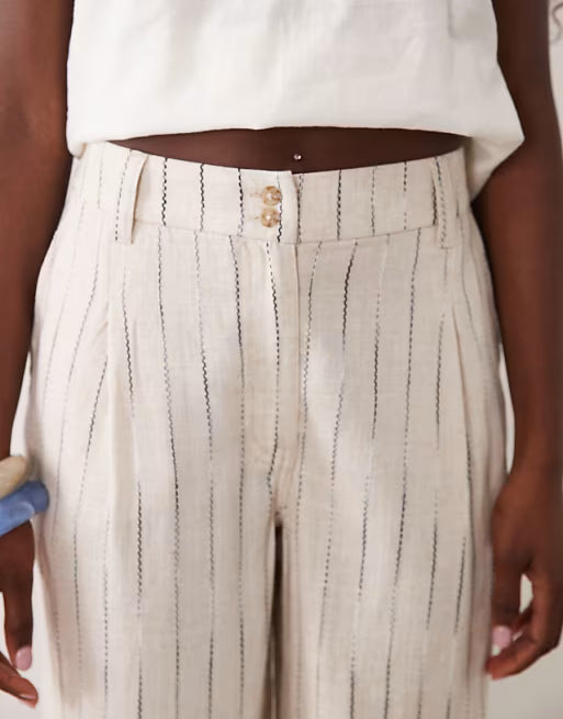 Pantalones anchos a rayas con pliegues frontales