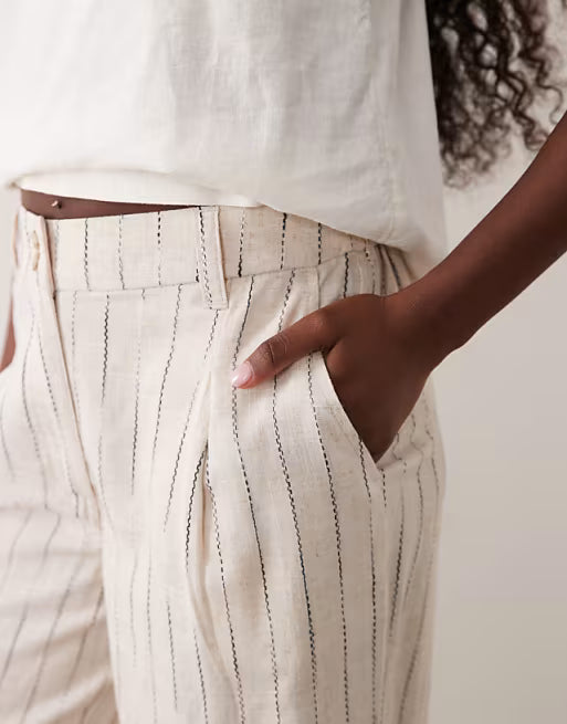 Pantalones anchos a rayas con pliegues frontales