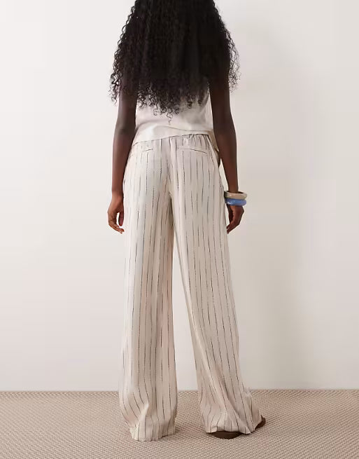 Pantalones anchos a rayas con pliegues frontales