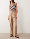 Pantalones sastre anchos color camello plisados