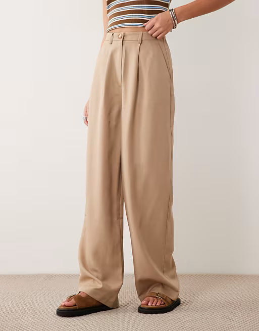 Pantalones sastre anchos color camello plisados