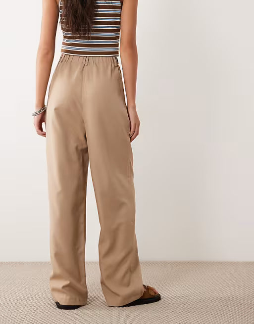 Pantalones sastre anchos color camello plisados