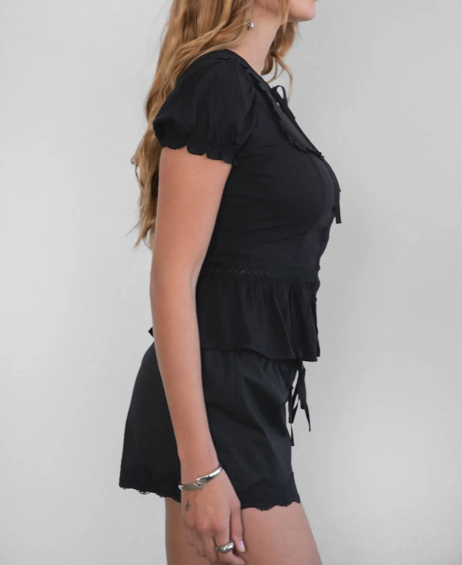 Camisa corta con mangas abullonadas y volantes