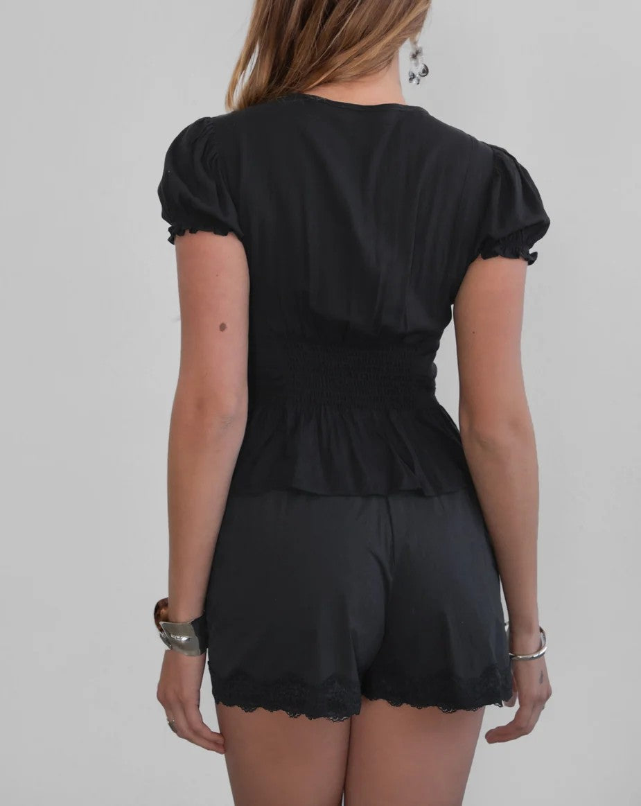 Camisa corta con mangas abullonadas y volantes